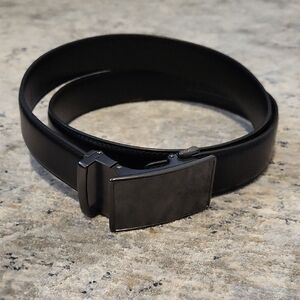 Sleek Black Men's Belt